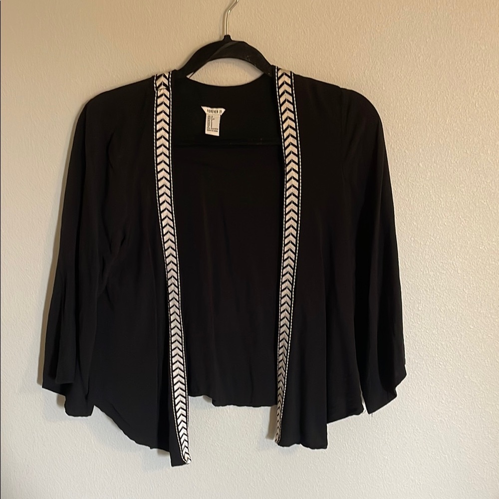 Cropped Kimono-style cardigan with Embroidered detail